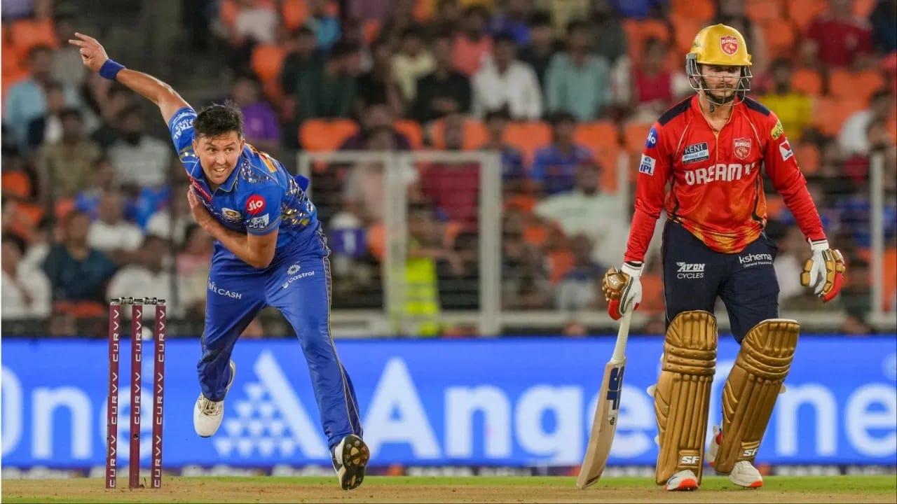 मुंबई इंडियन्सचा वेगवान गोलंदाज ट्रेन्ट बोल्ट हा देखील विकेट घेण्यात अपयशी ठरला आहे. बोल्टने 2 सामन्यांत एकूण 5  ओव्हर बॉलिंग केली. मात्र बोल्टला विकेट मिळाली नाही. (Photo Credit: PTI)