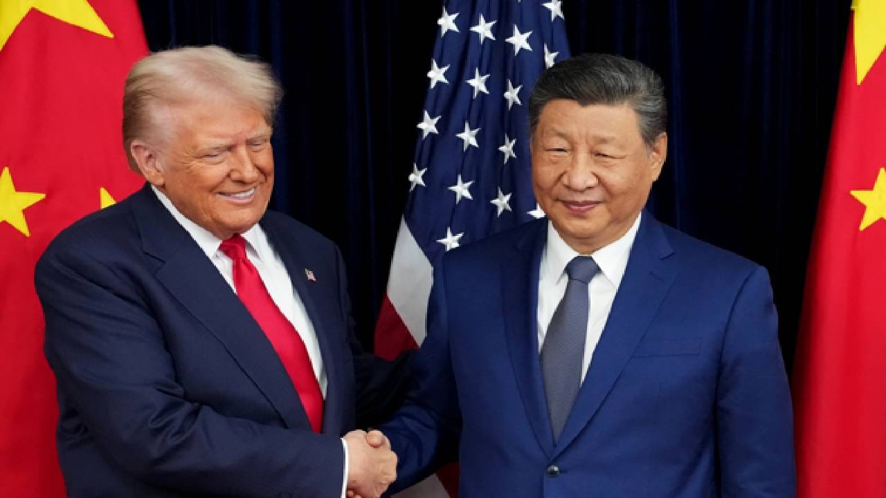  वॉल स्ट्रीट जर्नलनुसार पेंटागन आणि मलेशियामध्ये रेयर अर्थ मटेरियलसाठी एक डील झाली आहे. 1 अब्ज डॉलरची ही डील आहे. या पैशांचा वापर मलेशिया रेयर अर्थ काढून त्यावर प्रोसेससाठी वापरणार आहे. मलेशियात कुआंतान येथे मोठ्या प्रमाणात रेयर अर्थ मटेरियल सापडलं आहे.  (Getty Images)