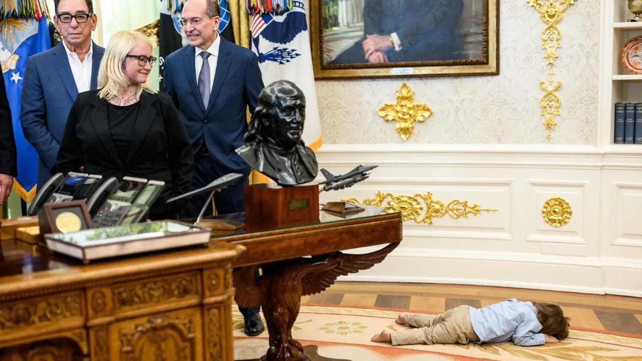 इथे व्हाइट हाऊसमध्ये ट्रम्प यांची मीटिंग चाललेली,  शेजारी 2 वर्षाचा मुलगा जमिनीवर झोपलेला, कोण आहे तो?