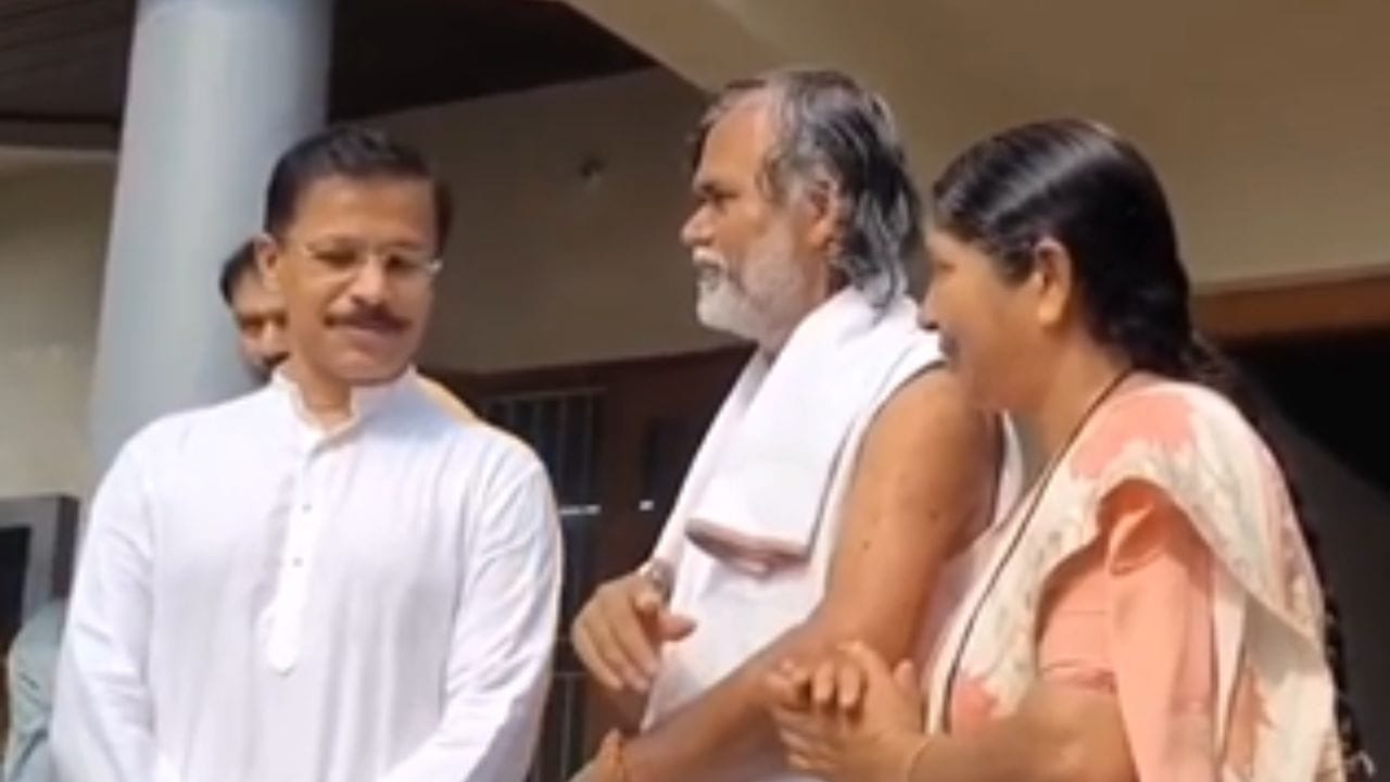 तुकाराम मुंढे यांनी आता दहावा, तेरावा व गोड जेवण असे कोणतेही विधी होणार नाहीत असे जाहीर करत कर्मकांडाला फाटा दिला आहे. त्यामुळे आता मुंढे यांनी घेतलेल्या निर्णयाची चर्चा होत आहे.