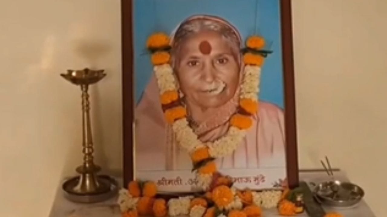 राज्यभरात नेहमी चर्चेत असलेले आयएएस अधिकारी तुकाराम मुंढे यांच्या आई आसराबाई मुंढे यांचे निधन झाले. यानंतर तुकाराम मुंढे यांनी आईचे विधी न करण्याचा निर्णय घेतला आहे. 