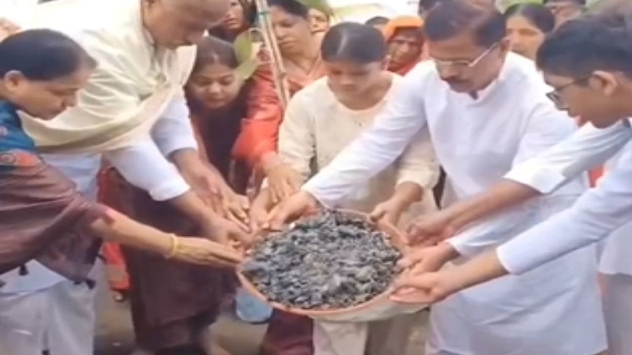 तुकाराम मुंढे यांनी म्हटले की, 'मला माझ्या आईचा पाठिंबा नेहमीच मिळत आला. तिचं नेहमीच म्हणणं असायचं की, जी जबाबदारी किंवा भूमिका दिली जाईल, ती प्रामाणिकपणे आणि व्यवस्थित पार पाडावी. पूर्वी आम्ही बदल्यांच्या विषयावर चर्चा करायचो, पण आता त्यावर बोलणं थांबवलं होतं, कारण तो पूर्णपणे शासनाचा अधिकार आहे. 