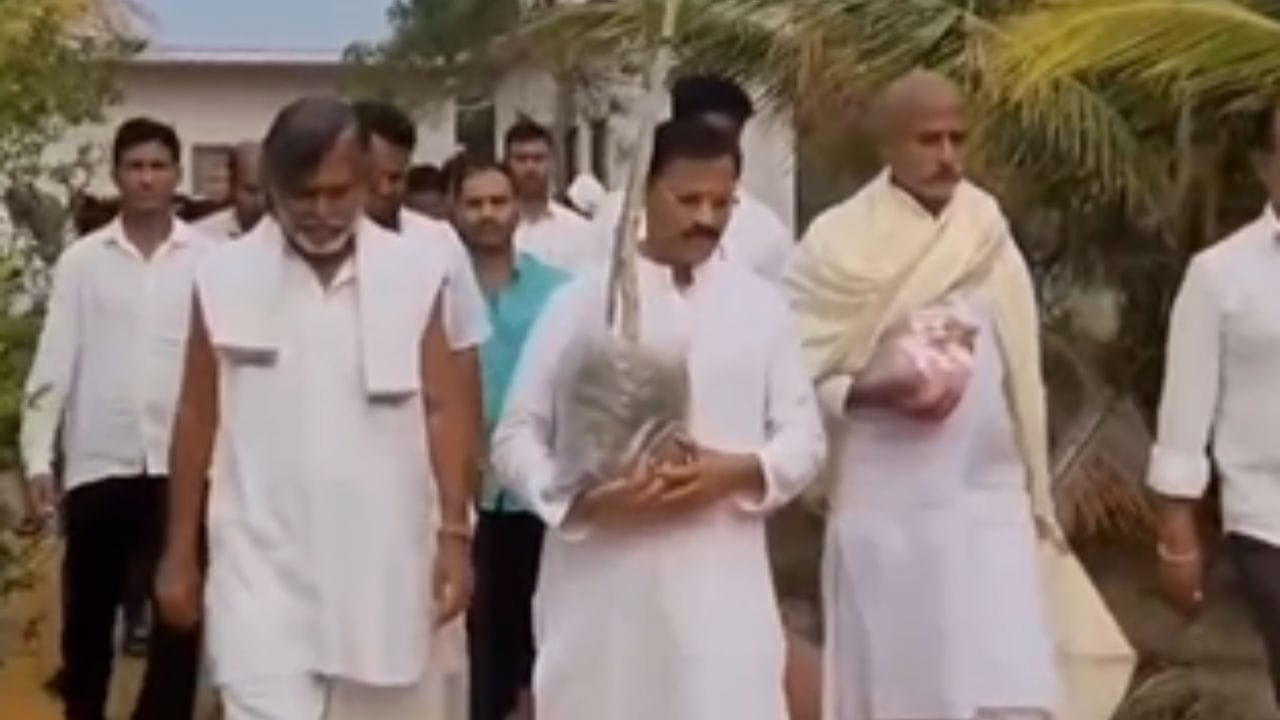 तुकाराम मुंढे यांच्या आई आसराबाई मुंढे यांच्या निधनानंतर परंपरेप्रमाणे नदीमध्ये अस्थी विसर्जन न करता तुकाराम मुंढे व अशोक मुंढे यांनी दारामध्ये एक वडाचे झाड लावत तिखे अस्थी विसर्जित केल्या.