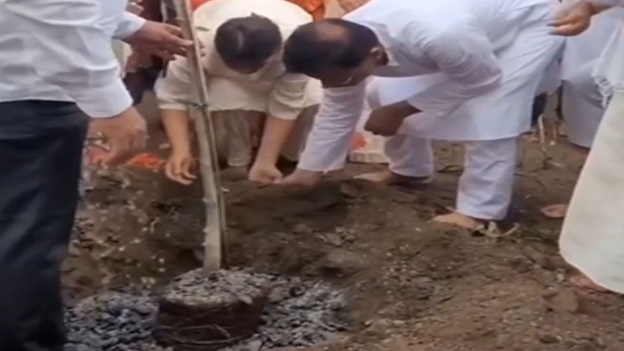 'निसर्ग हाच या सृष्टीचा निर्माता आणि सर्वश्रेष्ठ शक्ती आहे. त्याचे रक्षण, संवर्धन आणि सन्मान करणे हीच खरी भक्ती आणि खऱ्या अर्थाने श्रद्धांजली आहे.' या विचारातून प्रेरित होऊन आम्ही आईच्या अस्थींचे पारंपरिक पद्धतीने नदीत विसर्जन न करता, त्या शेतात वृक्षारोपणासह विसर्जित केल्या आहेत, असे तुकाराम मुंढे यांनी म्हटलं आहे. 