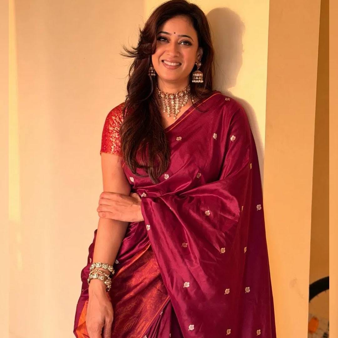 मेकअप बद्दल बोलायचं झाल्यास अभिनेत्रीने डार्क ब्राऊन शेडचं आयशॅडो केलाय. त्यासोबत ब्लॅक लायनर स्मज केलं आहे.लिपस्टिक न्यूड शेडची निवडली आहे. काळ्या टिकली सोबत अभिनेत्रीने आपला लूक कंम्पलीट केलाय. 