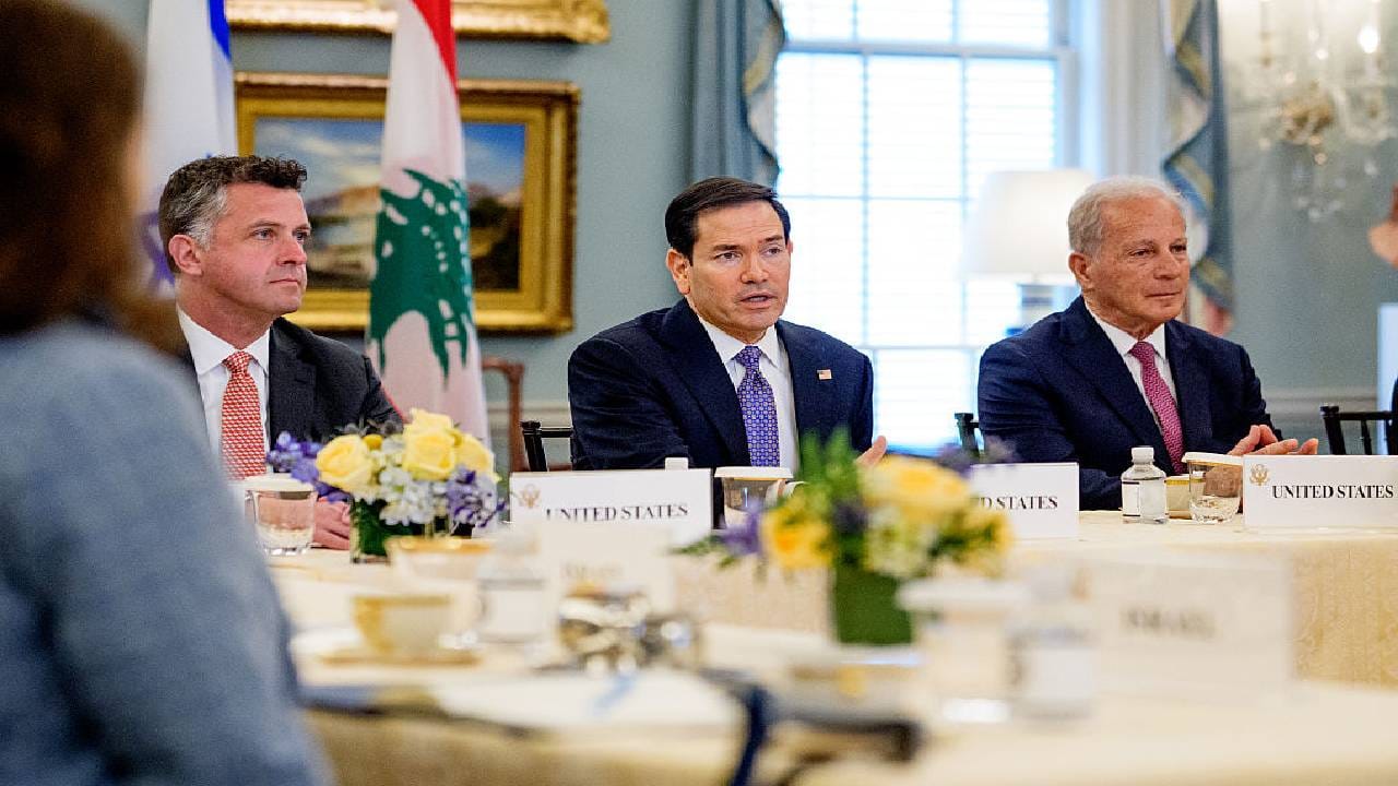 रविवारी पाकिस्तानची राजधानी इस्लामाबादमध्ये अमेरिका आणि इराणचे प्रतिनिधी दाखल होणार आहेत. सोमवारी दोन्ही देशांमध्ये दुसऱ्या फेरीची चर्चा होईल. मागच्या आठवड्यातील चर्चा अपयशी ठरली होती. दुसऱ्या राऊंडमध्ये युरेनियम संवर्धनाचा ताबा आणि स्ट्रेट ऑफ हॉर्मुज हे दोन महत्वाचे मुद्दे असणार आहेत. Getty Images 