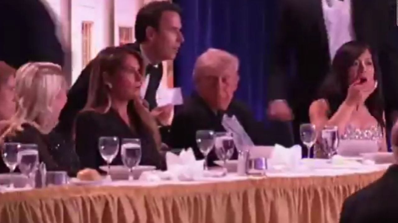 या घटनेचे काही व्हिडीओही पुढे आली आहेत. स्फोटाचे आवाज सुरू झाल्यानंतर लोक टेबलखाली लपून बसताना दिसले. या घटनेने मोठी खळबळ उडाली. 