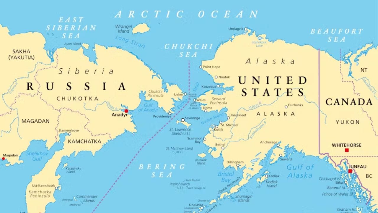 सागरी शेजारी : मुख्य जमिनीव्यतिरिक्त अलास्का राज्यामुळे अमेरिकेची सागरी सीमा रशियाशी जोडली गेली आहे तर फ्लोरिडा राज्याजवळून बहामास आणि क्युबा हे देश सागरी सीमेने जवळ आहेत.