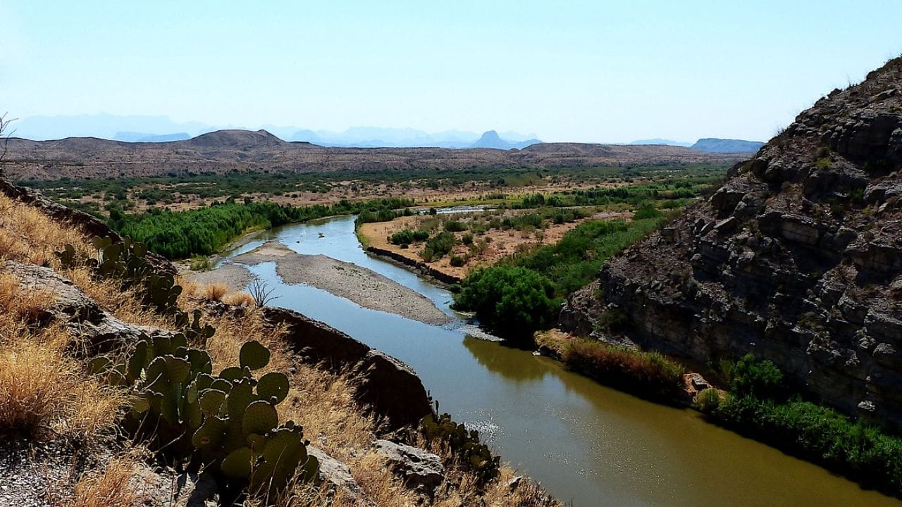 दक्षिण सीमा : अमेरिकेच्या दक्षिण दिशेला मेक्सिको हा देश आहे. या सीमेचा मोठा भाग रिओ ग्रांदे (Rio Grande) नदीने व्यापलेला आहे.
