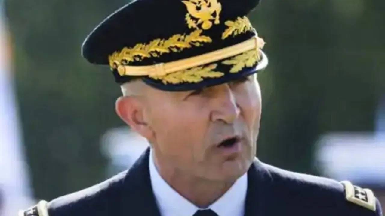 युद्धाच्या धामधुमीदरम्यान मोठा धक्का, अमेरिकेत माजली खळबळ, US आर्मी चीफलाच ..