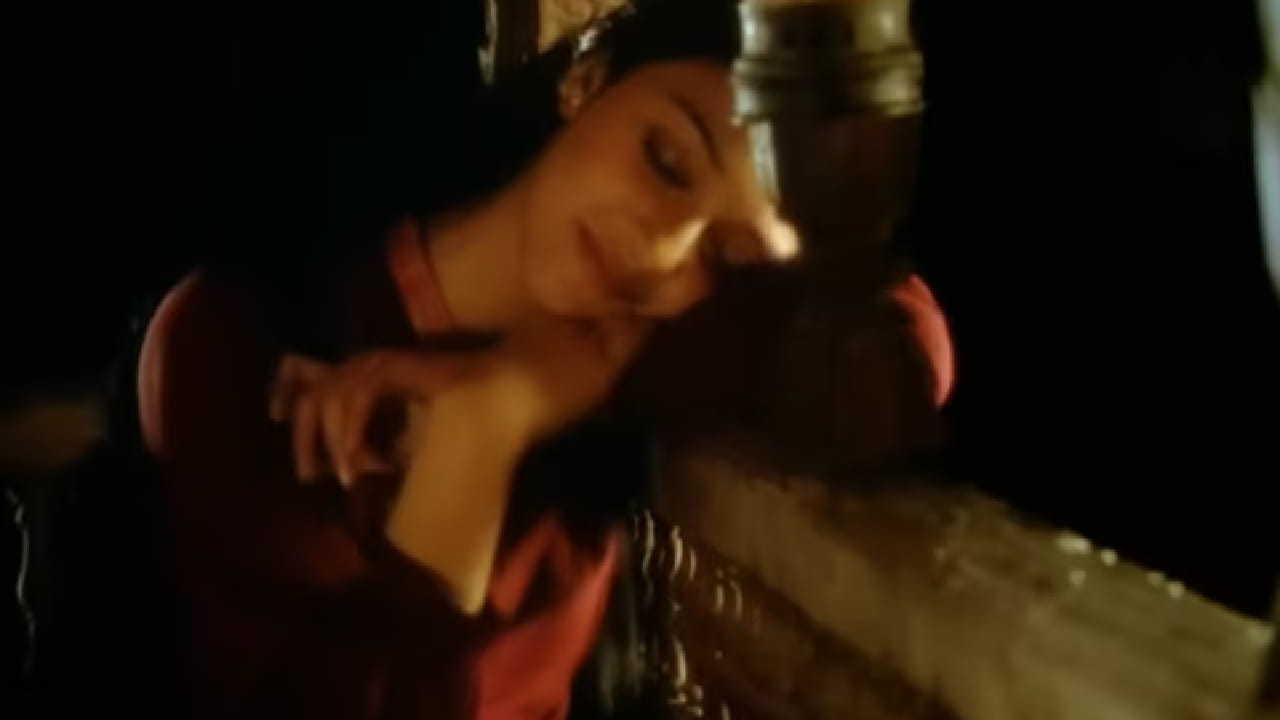 ‘पिया बसंती रे काहे सताए आजा...’ या ओळींनी सुरू होणारे हे गाणं श्रोत्यांच्या हृदयाला भिडणारे आहे. हे कोणत्याही चित्रपटाचा भाग नसून पिया बसंती या इंडीपॉप अल्बममधील टायटल ट्रॅक आहे. त्या काळात इंडीपॉपला मोठी लोकप्रियता मिळत असताना या गाण्याने अल्पावधीतच प्रचंड यश मिळवले.