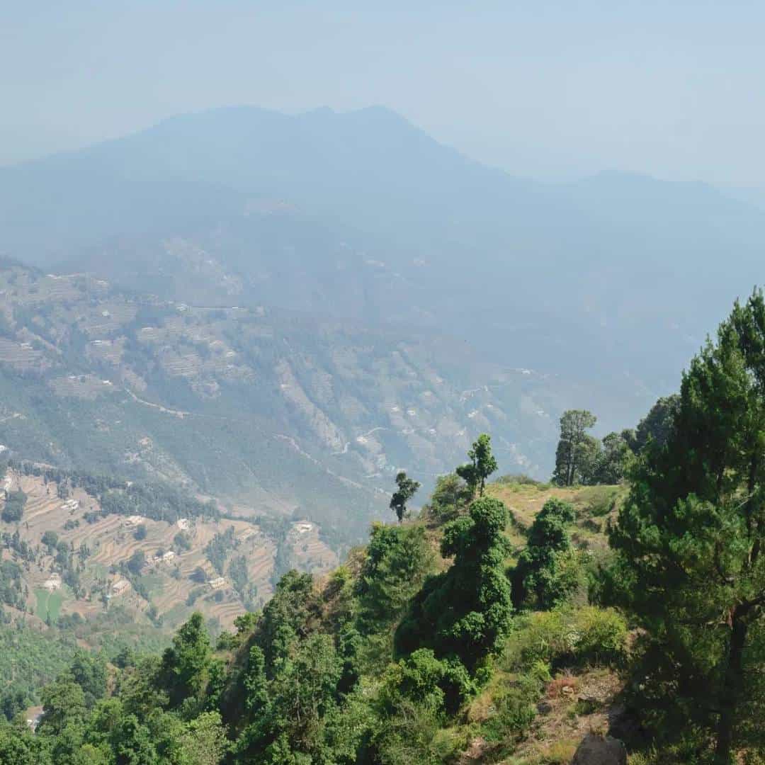 आम्ही तुम्हाला मसूरी जवळ असलेल्या हॅप्पी वॅली बद्दल सांगणार आहोत. खास बाब म्हणजे ही जागा हरिद्वारपासून फक्त दोन तासांवर आहे. हे खोरं डोंगरांनी घेरलेलं आहे. इथली हिरवळीची दृश्य पाहून मन खुश होऊन जातं.