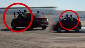 बापरे बाप! हा कसला माज? बिचवर चालत्या कारमध्ये महिलेचा अजब स्टंट.