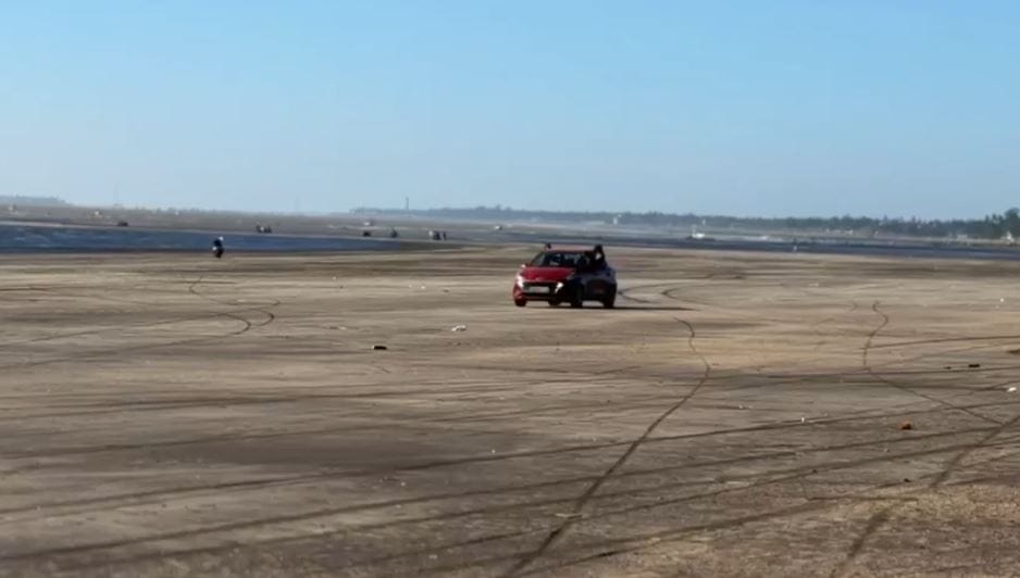 पालघर : वसईच्या भुईगाव समुद्र किनारी एक अजब प्रकार समोर आला आहे. एका महिलेने मुलांना खिडकीत उभे करून एक जीवघेणी स्टंटबाजी केली आहे. या महिलेने समुद्रकिनारी थरारक पद्धतीने कार चालवली आहे