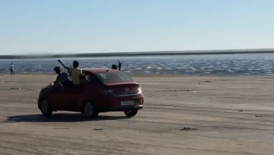 विशेष म्हणजे बिचवर इतरही काही लोक आहेत. लोक आनंदात बिचवर फिरत असताना दुसरीकडे ही महिला मात्र आपल्या मुलांना खिडकीमध्ये उभे करून स्टंट करत आहे. भरधाव वेगात ती कार चालवत आहे. 