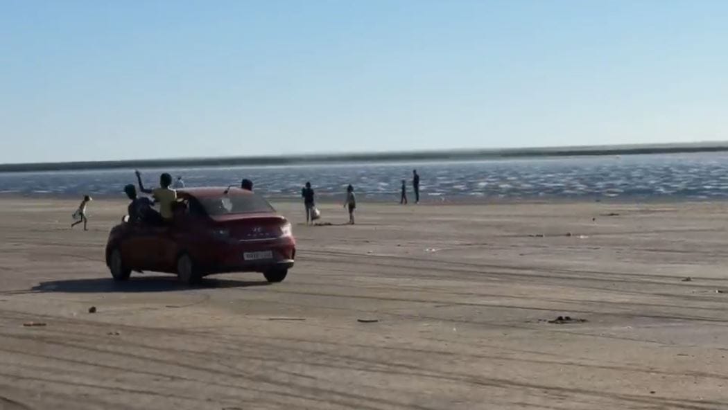 या सर्व प्रकाराचा एका जागरूक नागरिकाने व्हिडीओ काडून समाज माध्यमावर व्हायरल केला आहे. अचानक भरती आली किंवा कार जर वाळूत फसली किंवा कार पलटी होऊ झाली तर मुलांचा तसेच त्या महिलेला दुखापत होण्याची शक्यता आहे. 