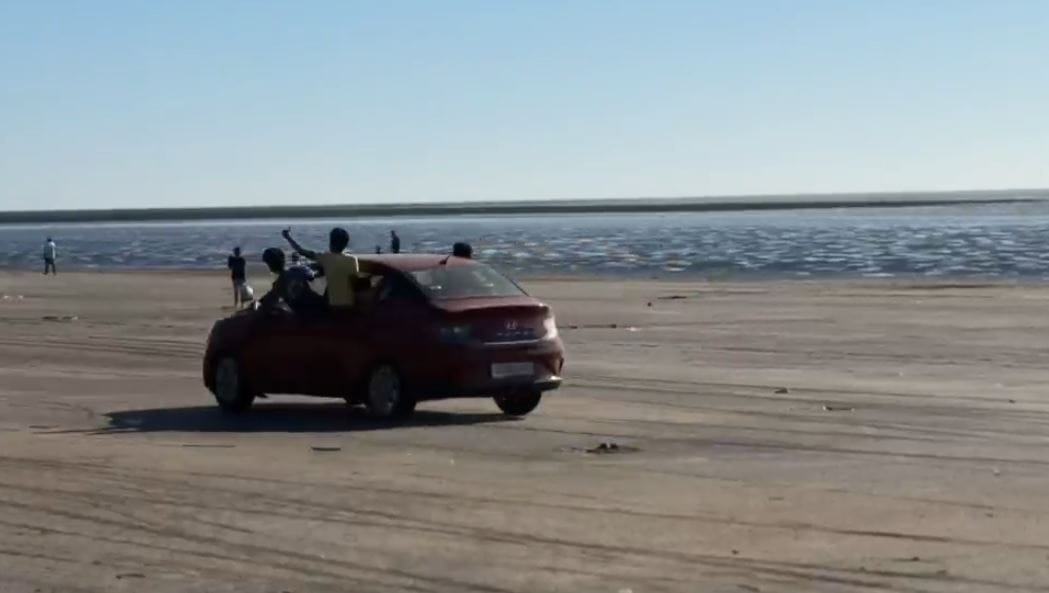 वसई, नालासोपारा, विरार समुद्र किनाऱ्यावर असे अनेक अपघात होतात.अनेक जण स्टंटबाजित भरतीच्या पाण्यात बुडतात. अनेक कार पाण्यात बुडल्याच्याही घटना घडल्या आहेत. तटरक्षक दलाचे जवान अशा स्टंटबाजांना अनेकवेळा आडवितात पण तरीही आपला जीव धोक्यात घालून स्टंट सुरूच आहेत. अशा लोकांवर तत्काळ कारवाई व्हावी अशी मागणी होत आहे