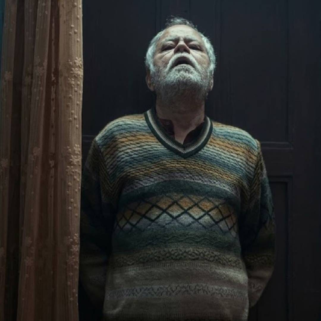 अशातच शंभूनाथ तुरुंगातच भाजीपाला पिकवतो आणि नंतर बाहेर जाऊन ते विकतो. थोडीवर अधिकची कमाई करण्यासाठी तो ही मेहनत घेत असतो. त्याचवेळी तुरुंगात मंजू सिंह (नीना गुप्ता) ही दोन हत्यांच्या आरोपाखाली तुरुंगात जन्मठेपेची शिक्षा भोगत असते. या सर्वांदरम्यान आमदाराचा भाऊ केशव जेलमध्ये येतो तेव्हा कथेत मोठा ट्विस्ट येतो. केशव तुरुंगात कोणालाच घाबरत नाही आणि इतर कैद्यांना मारहाण करत असतो. 
