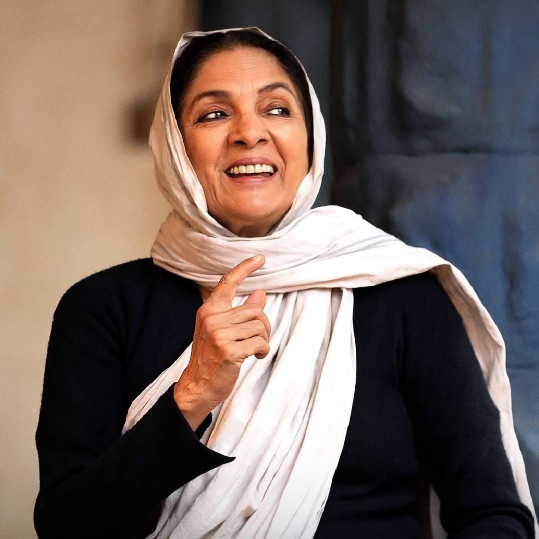 यामध्ये संजय मिश्रा आणि नीना गुप्ता अशा दोन दिग्गज कलाकारांनी मुख्य भूमिका साकारल्या आहेत. या चित्रपटाची कथा एका तुरुंगाभोवती फिरते. शंभूनाथ मिश्रा (संजय मिश्रा) हे मध्य प्रदेशातील शिवपुरी जेलमध्ये पोलीस कर्मचारी म्हणून काम करत असतात. त्यांच्या पत्नीचं निधन झालं असून मुलगा परदेशात शिकायला जातो. मुलाच्या शिक्षणासाठी शंभूनाथने मोठं कर्ज घेतलेलं असतं आणि आता तुटपुंज्या पगारातून ते कर्ज फेडणं त्यांना अशक्य होत आहे. 
