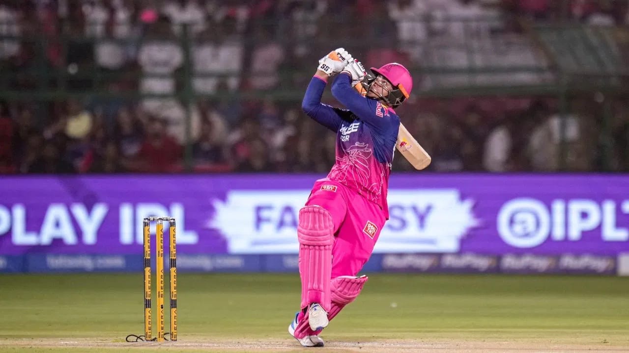 राजस्थान रॉयल्सच्या वैभव सूर्यवंशी याने 25 एप्रिलला सनरायजर्स हैदराबाद विरुद्ध 103 धावांची खेळी केली. वैभवने या शतकी खेळीसह ऐतिहासिक कामगिरी  केली. वैभवने या खेळीत 12 षटकार आणि 5 चौकार लगावले. वैभवने या दरम्यान 2 वर्ल्ड रेकॉर्ड्ससह एकूण 5 विक्रम केले.  (Photo Credit :PTI)