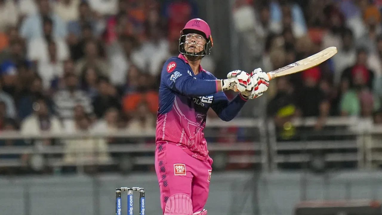 आयपीएल 2026 स्पर्धेत आतापर्यंत वैभव सूर्यवंशी याने बॅटिंगने जबरदस्त कामगिरी केली आहे. वैभवने आतापर्यंत 19 व्या हंगामात 400 धावा केल्या आहेत. वैभवने आतापर्यंत सर्वाधिक षटकार लगावले आहेत. वैभवने या दरम्यान एक खास कारनामा केलाय. वैभवसारखी कामगिरी करणं एकाही फलंदाजाला जमलं नाहीय. वैभवने नक्की काय केलंय हे जाणून घेऊयात. (Photo Credit : PTI)