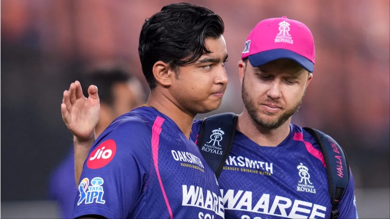 अंडर 19 टीम इंडियाचा युवा फलंदाज वैभव सूर्यवंशी याने गेल्या वर्षभरात असंख्य विक्रम आपल्या नावावर केले आहेत. वैभवने कमी वयात असंख्य वर्ल्ड रेकॉर्डही मोडीत काढले आहेत. वैभव अवघ्या काही दिवसांपू्र्वी 15 वर्षांचा झाला. त्यानंतर वैभवने एका वर्ल्ड रेकॉर्डची बरोबरी केली आहे. वैभवने वयाच्या 18 व्या वर्षापर्यंत टी 20 क्रिकेटमध्ये सर्वाधिक षटकार लगावण्याच्या विश्व विक्रमाची बरोबरी केली आहे.  (Photo Credit: PTI)