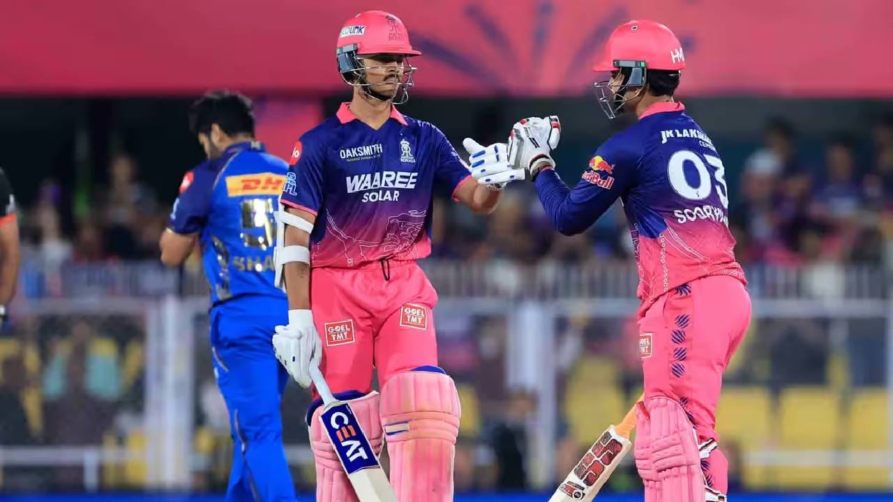 ख्रिस गेलने आरसीबीकडून खेळताना 2013 मध्ये 175 धावांची खेळी केली होती. पुणे वॉरियर्सविरुद्धच्या सामन्या केलेली 175 धावांची खेळी अद्याप विक्रमाच्या यादीत अव्वल स्थानी आहे. गेल्या 13 वर्षापासून हा विक्रम अबाधित आहे. त्यामुळे आता हा विक्रम वैभव सूर्यवंशी मोडण्याची शक्यता आहे. (Photo: BCCI/IPL)