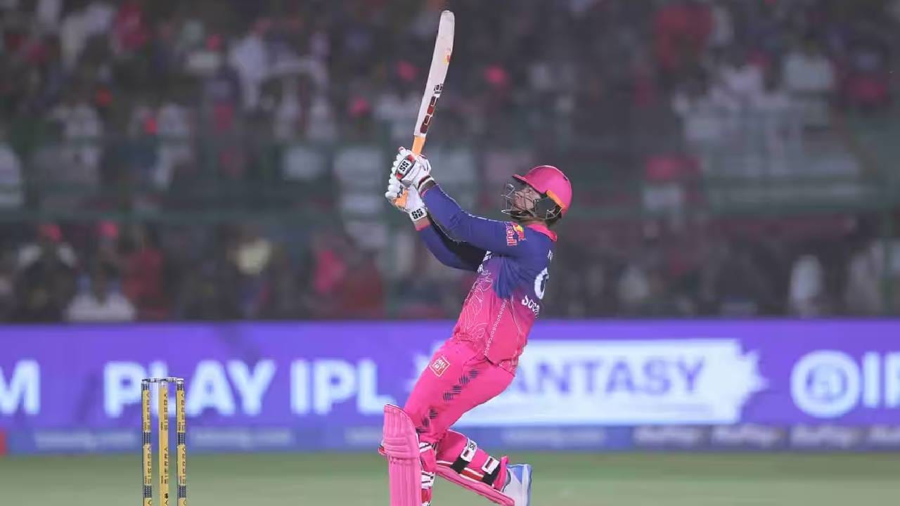 राजस्थान रॉयल्सचा पुढचे सामने दिल्ली कॅपिटल्स, गुजरात टायटन्स, लखनौ सुपर जायंट्स आणि मुंबई इंडियन्स यांच्याविरुद्ध आहेत. या सामन्यात त्याला 23 षटकारांची गरज आहे. आता हे षटकार मारत तो की हे पाहणे औत्सुक्याचं ठरेल. (Photo: IPL/BCCI)