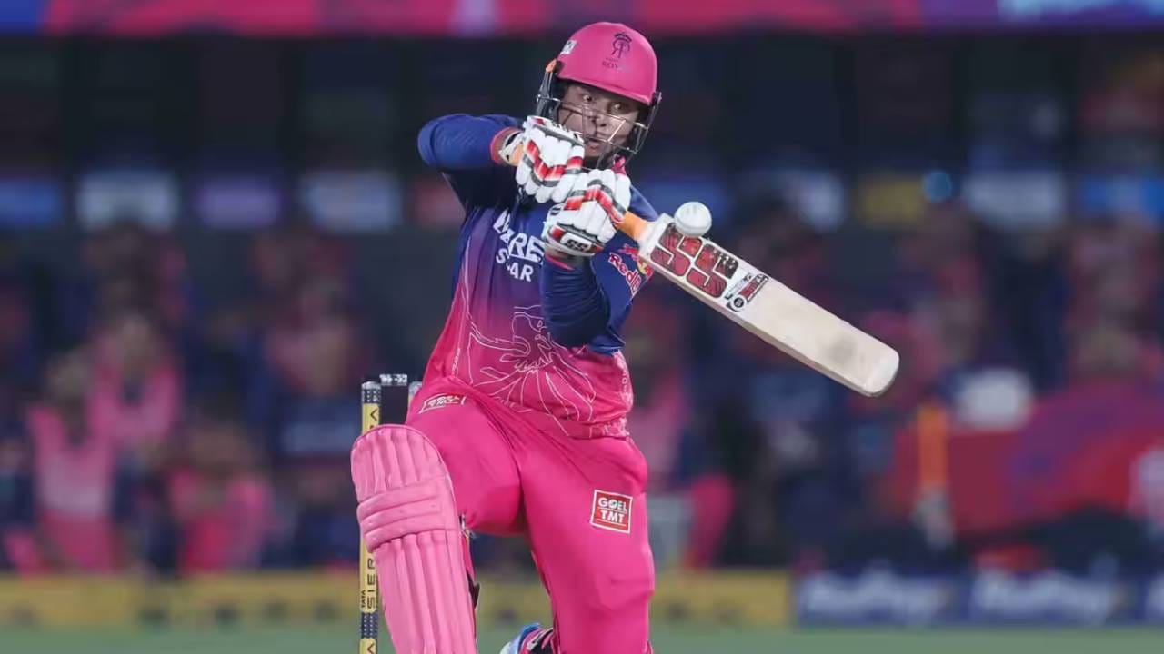 आता वैभव सूर्यवंशी हा विक्रम मोडण्याच्या उंबरठ्यावर आहे. त्याने 9 डावात 37 षटकार मारले असून पुढच्या 5 सामन्यात 23 षटकारांची गरज आहे. त्याने 23 षटकार मारताच ख्रिस गेलच्या नावावर असलेला हा विक्रम आपल्या नावावर करेल. (Photo: IPL/BCCI)