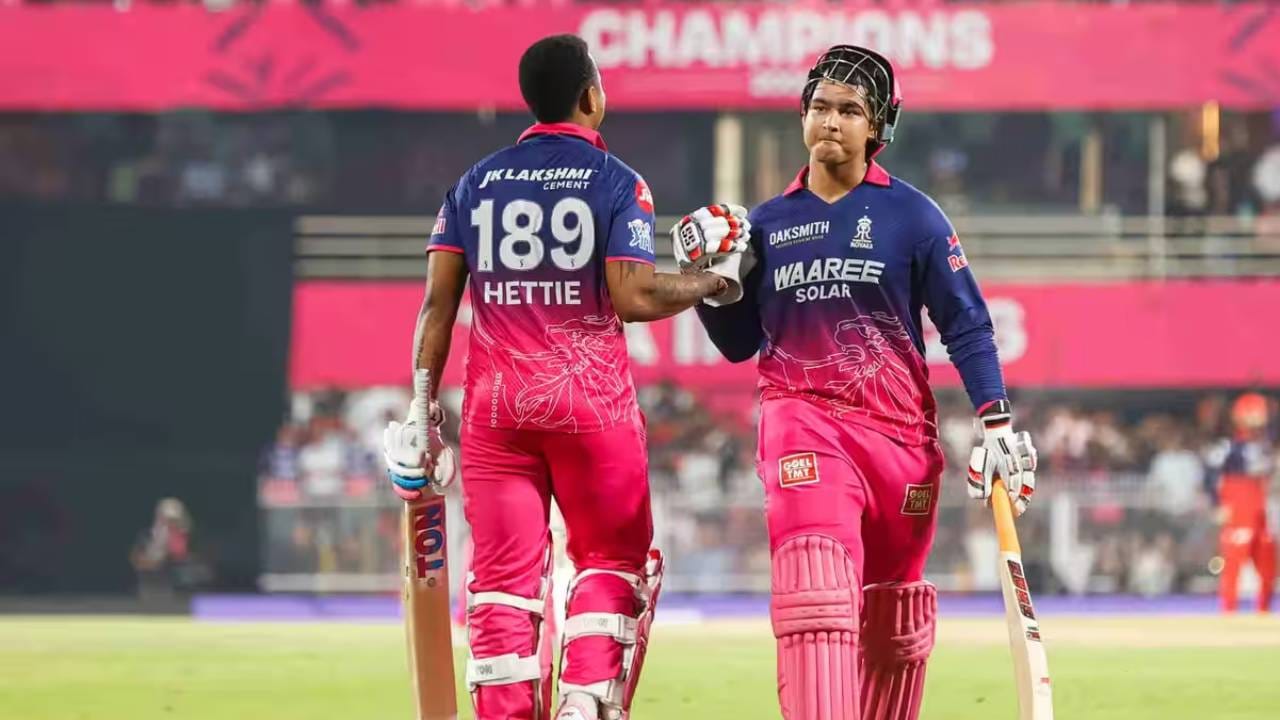 आयपीएल 2026 स्पर्धेत वैभव सूर्यवंशी चांगलाच फॉर्मात आहे. ऑरेंज कॅपच्या शर्यतीत नाव असून त्याच्याकडून चांगल्या कामगिरीची अपेक्षा आहे. असं असताना वैभव सूर्यवंशीसाठी 19 एप्रिलचा दिवस खास असणार आहे. त्याच्याकडे नंबर 1 भारतीय होण्याची संधी आहे. (Photo: IPL/BCCI)