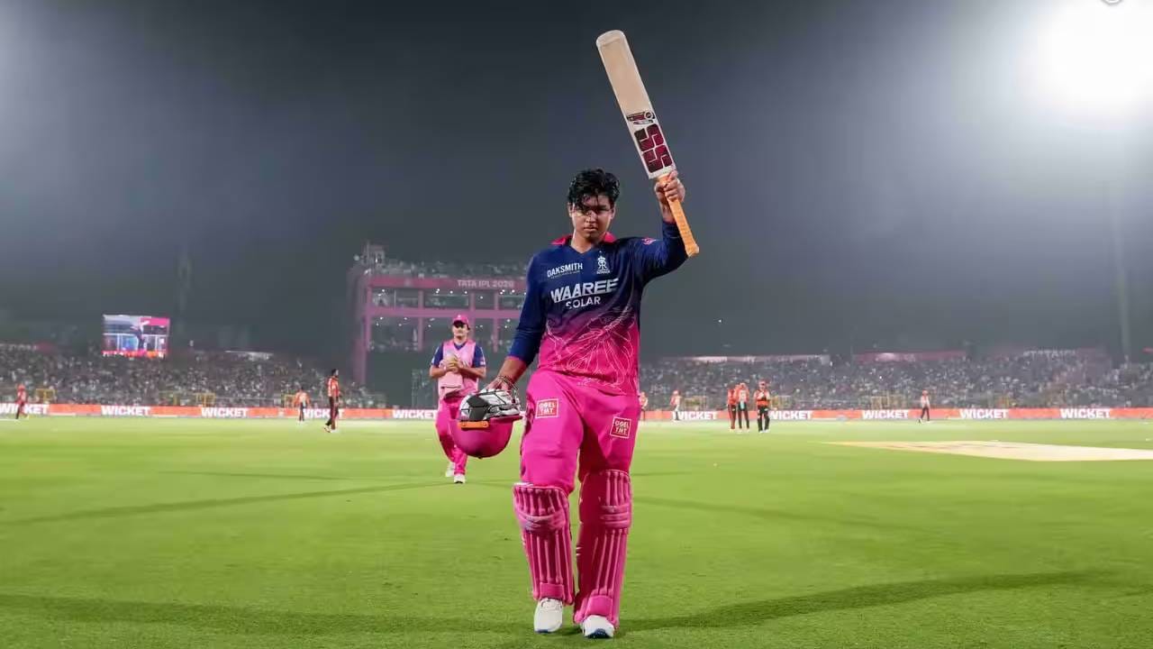 एका पर्वात सर्वाधिक षटकार मारण्याचा विक्रम ख्रिस गेलच्या नावावर आहे. त्याने 2012 मध्ये रॉयल चॅलेंजर्स बंगळुरूकडून खेळताा 14 डावात 59 षटकार मारले होते. हा आतापर्यंत आयपीएल स्पर्धेतील एका डावात सर्वाधिक षटकारांचा विक्रम आहे. (Photo: IPL/BCCI)