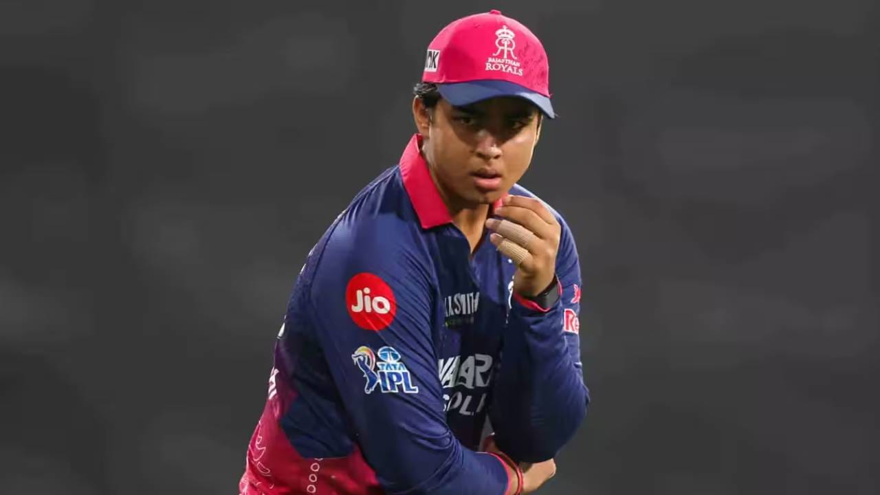 वैभव सूर्यवंशीने आतापर्यंत 9 डाव खेळले असून एकूण 37 षटकार मारले आहेत. या षटकारांसह या पर्वात त्याने सर्वाधिक षटकारांची नोंद केली आहे. आता एका पर्वात सर्वाधिक षटकारांचा विक्रम मोडण्याच्या वेशीवर आहे. (Photo: IPL/BCCI)