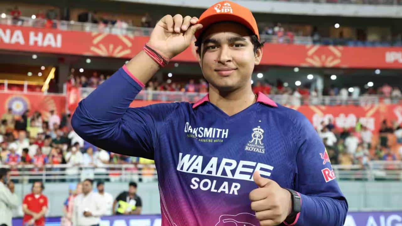 राजस्थानचा युवा फलंदाज वैभव सूर्यवंशी याच्या नावाची सर्वत्र चर्चा होत आहे. वैभव सूर्यवंशीने पहिल्याच षटकात 4 षटकार, एका सामन्यात सर्वाधिक 12 षटकार मारण्याचा विक्रम रचला आहे. आता आयपीएल इतिहासातील मोठा विक्रम त्याच्या रडारवर आहे. ख्रिस गेला विक्रम मोडण्याची शक्यता आहे. (Photo: IPL/BCCI)