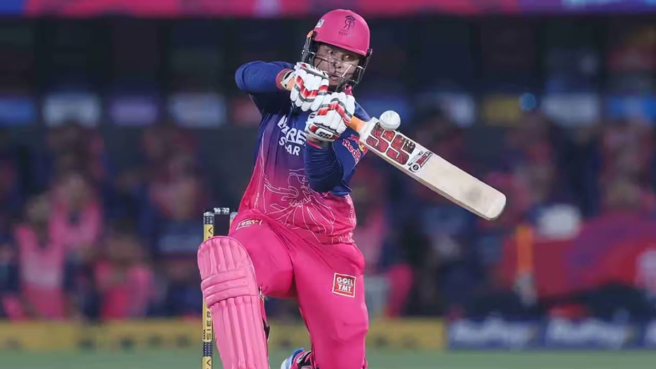 आयपीएल 2026 स्पर्धेत सर्वात चर्चेत असलेला खेळाडू म्हणजे 15 वर्षीय वैभव सूर्यवंशी.. त्याने आपल्या आक्रमक खेळीने सर्वांचं लक्ष वेधून घेतलं आहे. जसप्रीत बुमराह आणि पॅट कमिन्ससारख्या दिग्गज गोलंदाजांना सोडलं नाही. वैभव सूर्यवंशीने 8 सामन्यात 32 षटकार मारत पहिलं स्थान पटकावलं आहे. (Photo- IPL/BCCI)