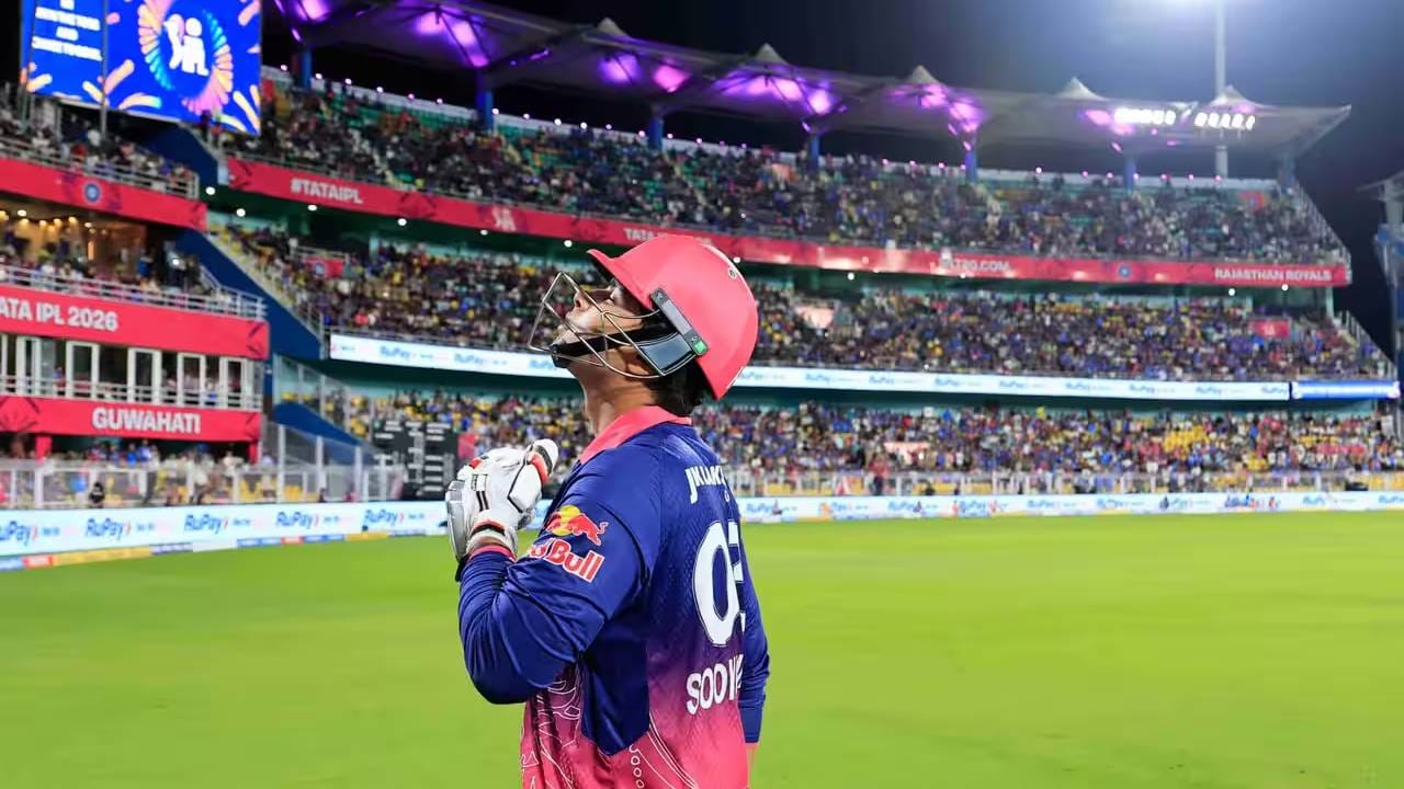 वैभव सूर्यवंशी आता 15 वर्षांचा असून त्याने अनेक विक्रम मोडले आणि रचले आहेत. त्यामुळे वैभव सूर्यवंशी भविष्यात किती विक्रम रचेल हे आता सांगणं कठीण आहे. पण त्याचा फॉर्म पाहता नव्या विक्रमांना गवसणी घालणार हे नक्की आहे. (Photo: BCCI/IPL)