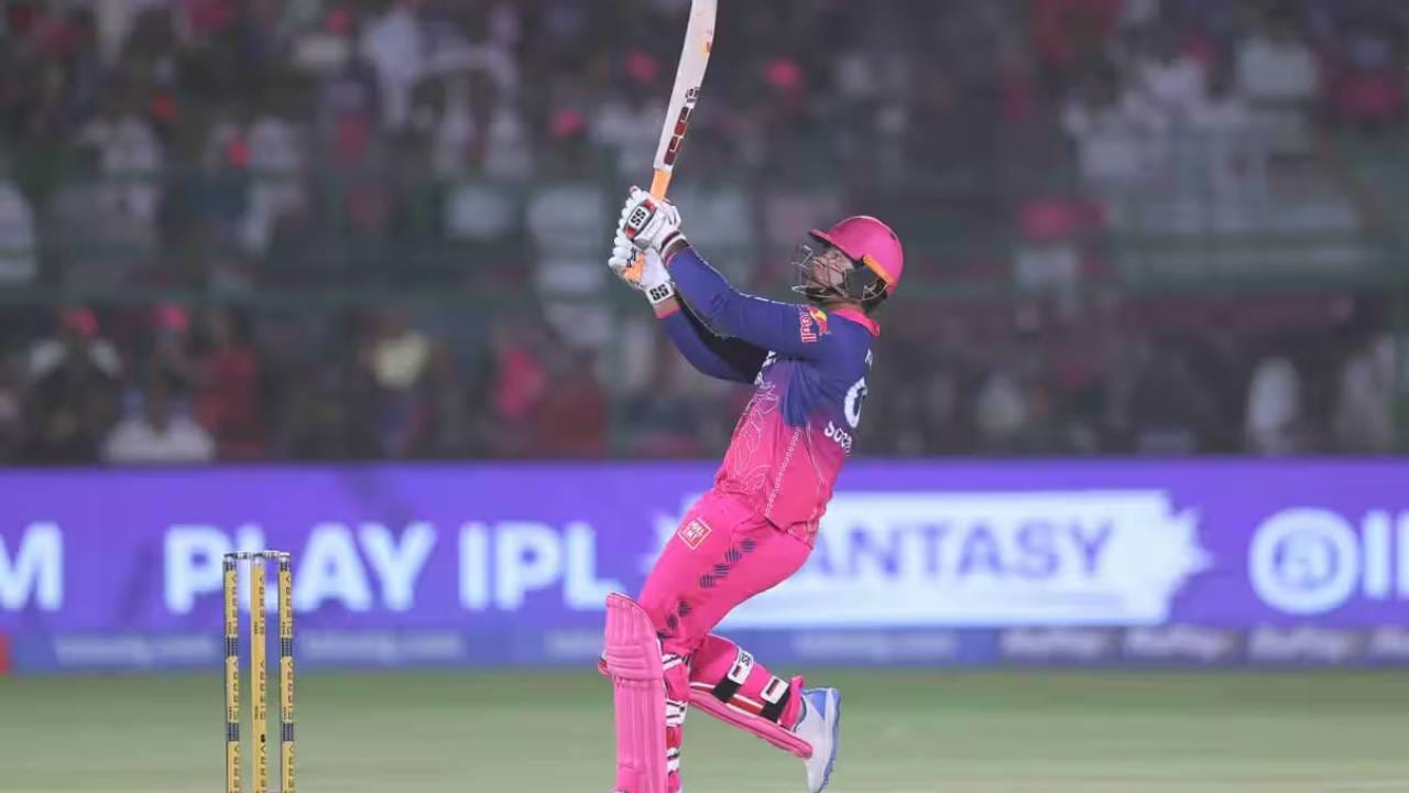 आयपीएल 2026 स्पर्धा अर्थात 19व्या पर्वात फलंदाजांनी अक्षरश: कहर केला आहे. गोलंदाजांवर अक्षरश: तुटून पडत आहे. दिग्गज गोलंदाजांना कुठे टप्पा टाकावा यासाठी विचार करावा लागत आहे. आयपीएल स्पर्धेत 36 सामन्यांचा खेळ संपला असून षटकारांच्या बाबतीत 5 खेळाडू टॉपवर आहेत. (Photo- IPL/BCCI)