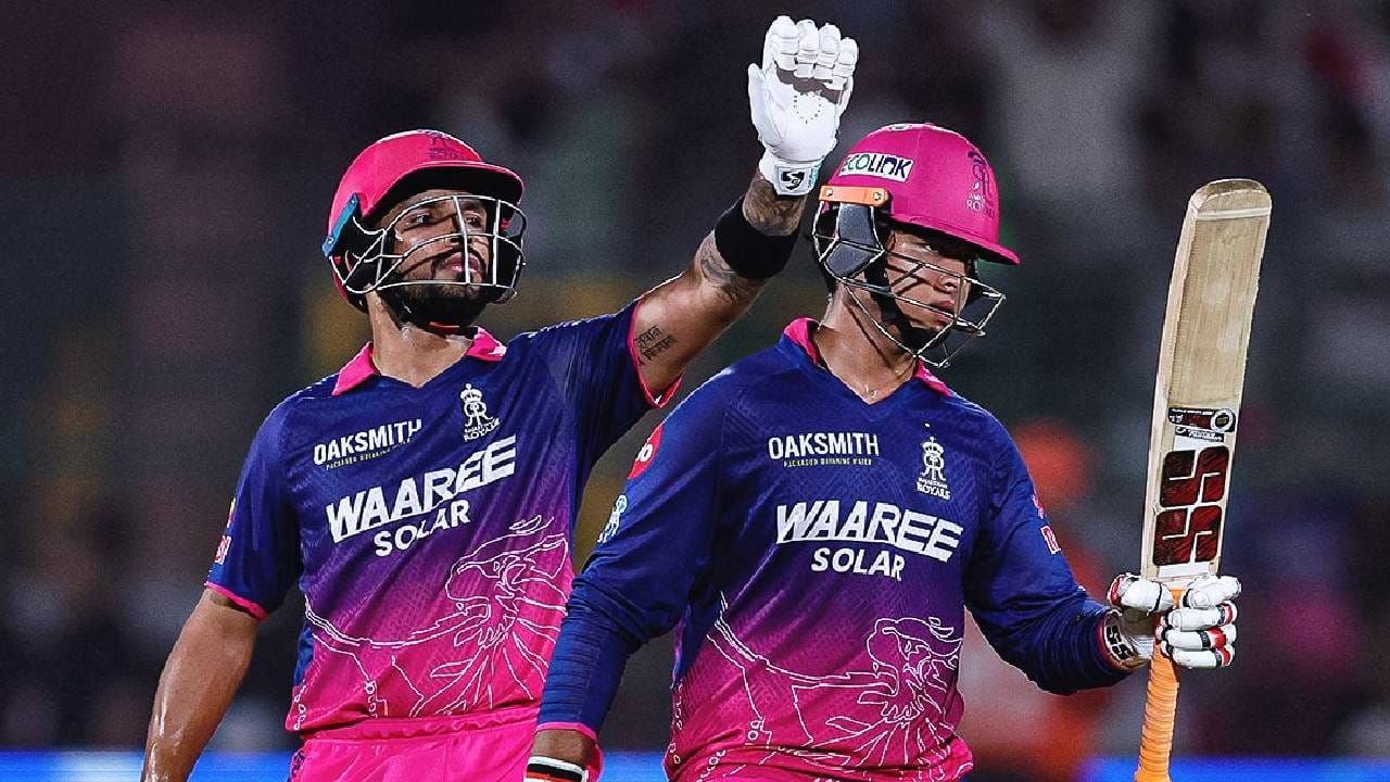 वैभव सूर्यवंशीने मागच्या पर्वात अशीच आक्रमक फलंदाजी केली होती. त्याने 206.55 च्या स्ट्राईक रेटने 252 धावा केल्या होत्या. यात त्याने 35 चेंडूत शतकही ठोकलं होतं.  मागच्या पर्वात पंजाब किंग्सविरुद्ध वैभव सूर्यवंशीने 15 चेंडूत 40 धावा केल्या होत्या. यात 4 चौकार आणि 4 षटकार होते. (Photo: Rajasthan Royals Twitter)