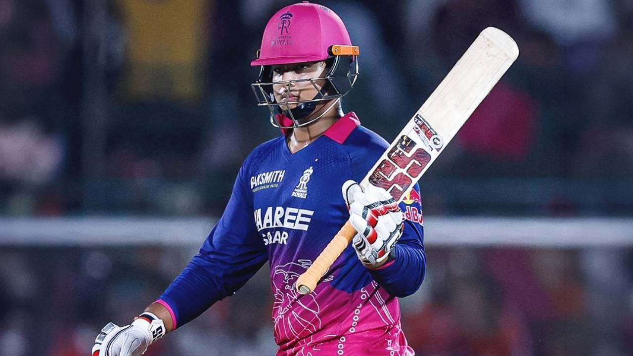 वैभव सूर्यवंशी आणखी एका विक्रमापासून 43 धावा दूर आहे. या सामन्यात त्याने आक्रमकपणे 43 धावांची खेळी केली तर 400 धावांचा पल्ला गाठेल. पण एका पर्वात 230हून अधिकच्या स्ट्राईक रेटने 400 किंवा त्याहून अधिक धावा करणारा पहिला फलंदाज ठरेल. (Photo: Rajasthan Royals Twitter)