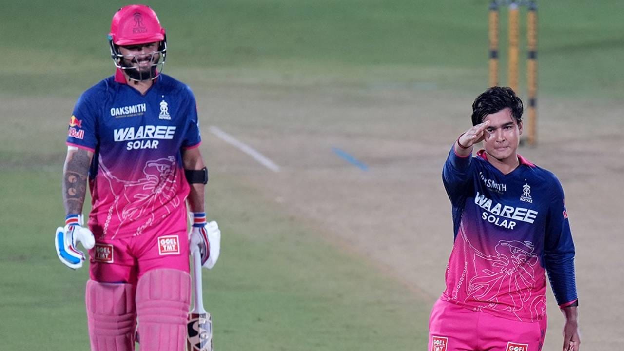 पंजाब किंग्सविरुद्धच्या सामन्यात 24 धावा करताच ऑरेंज कॅपच्या शर्यतीत पहिलं स्थान गाठेल. त्यामुळे त्याला या सामन्यात ऑरेंज कॅपचा मान मिळण्याची मोठी संधी आहे. वैभव सूर्यवंशीचा फॉर्म पाहता आरामात या धावा करू शकतो, असा दावा क्रीडाप्रेमी करत आहेत. (Photo: Rajasthan Royals Twitter)
