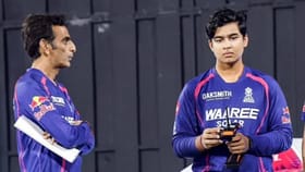 वैभवजवळ बसून मोबाईल वापरणारी व्यक्ती कोण? Video मुळे वादाला फोडणी.