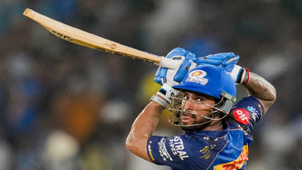 मैदानात हार्दिकशी काय बोलणं झालं? त्यानंतर सगळं चित्रच बदलून गेलं. त्या बद्दल तिलकने सांगितलं. तिलकने या सामन्यात 45 चेंडूत नाबाद 101 धावांची खेळी केली. यात आठ फोर आणि सात सिक्स होते. त्यामुळे मुंबई इंडियन्सने पाच बाद 199 धावा केल्या. अहमदाबादच्या नरेंद्र मोदी स्टेडियमवर हा सामना झाला.  Getty Images