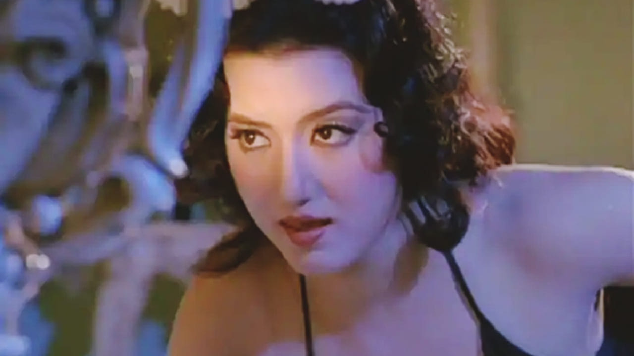 बॉलिवूडची इंडस्ट्री बाहेरून जितकी आकर्षक दिसते, तितकीच ती आतून गुंतागुंतीची असते. अनेक कलाकार असे आहेत, ज्यांनी आपल्या पहिल्याच चित्रपटातून प्रेक्षकांच्या मनात खास स्थान निर्माण केलं, पण अचानक इंडस्ट्रीतून गायब झाले.