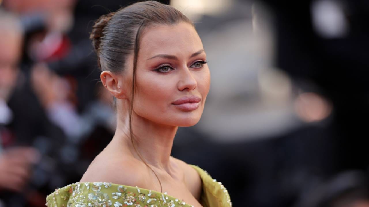  रशियाची प्रसिद्ध व्हिडिओ ब्लॉगर विक्टोरिया बोन्याने सोशल मीडियावर पोस्ट केली. त्यात तिने लिहिलं की, "राष्ट्रपती लोक तुम्हाला घाबरतात. म्हणून तुमच्याविरोधात काही बोलू शकत नाहीत. मी बोलण्याची हिम्मत करतेय. रशियाचे सर्वसामान्य नागरिक देगेस्तानमध्ये पूर, काळ्या सागराच्या किनाऱ्यावर तेल प्रदूषण, सायबेरियात मोठ्या प्रमाणात पशूंची हत्या. इंटरनेट ब्लॅकआऊट आणि करांमुळे छोट्या व्यवसायांवर दबाव वाढतोय" (Getty Images)