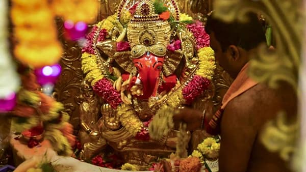 विकट संकष्टी चतुर्थीला गणपती बाप्पाला अर्पण करा या गोष्टी, प्रत्येक अडथळा होईल दूर