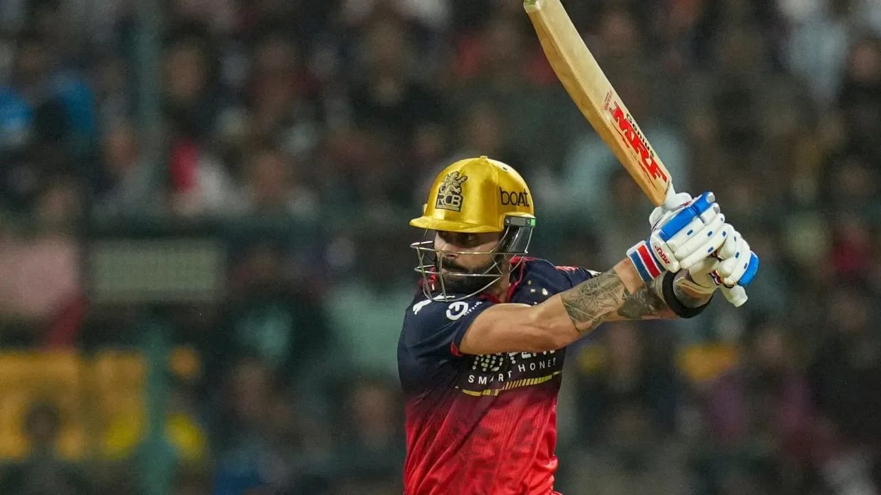 विराटने राजीव गांधी आंतरराष्ट्रीय क्रिकेट स्टेडियममध्ये 18 बॉलमध्ये 28 रन्स केल्या. विराटने या खेळीत 2 चौकार आणि 1 षटकार लगावला. अंशुल कंबोज याने विराटच्या या खेळीला ब्रेक लावला. (Photo Credit: PTI)