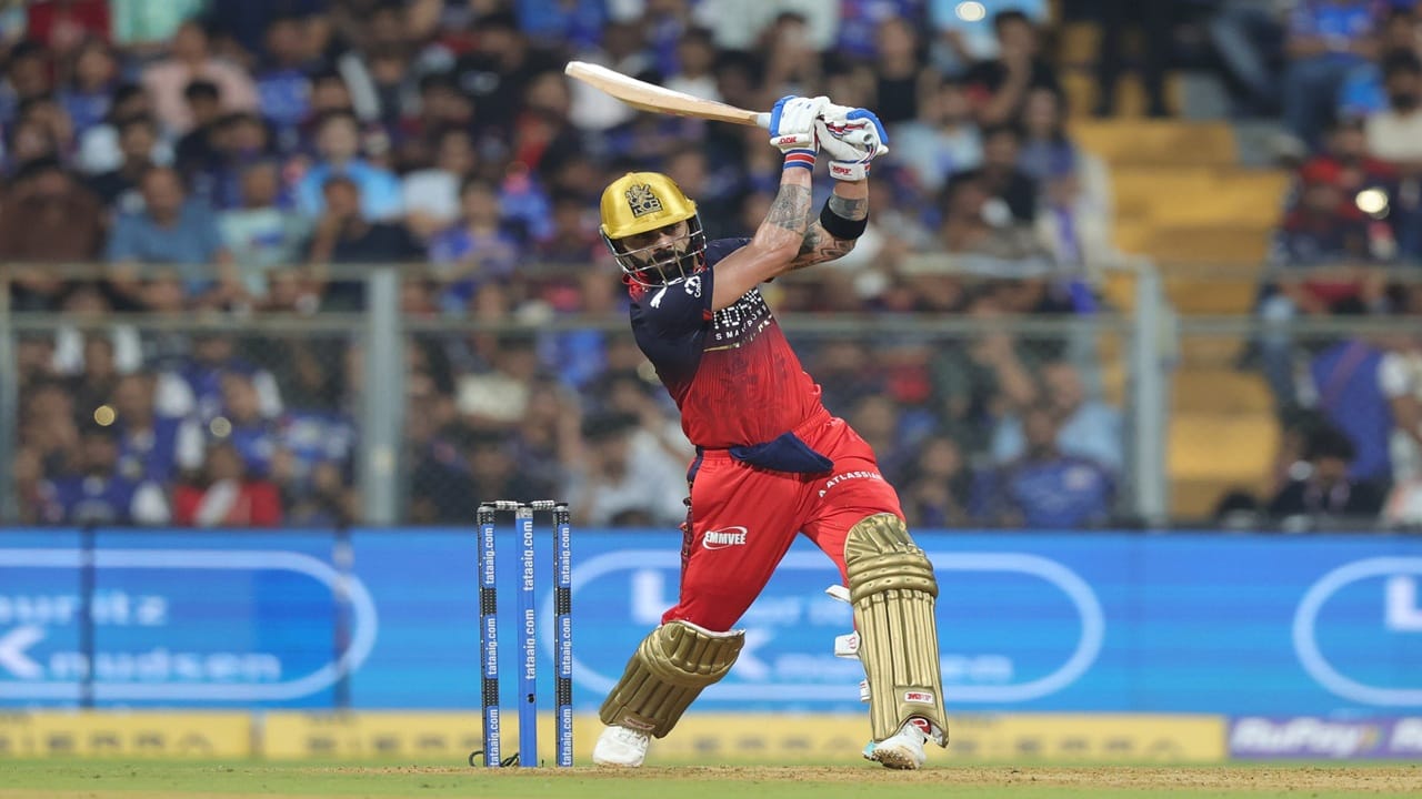 रॉयल चॅलेंजर्स बंगळुरुचा अनुभवी फलंदाज विराट कोहली याने मुंबई इंडियन्स विरूद्धच्या सामन्यात ऐतिहासिक कामिगिरी केली आहे. विराटने वानखेडेत फिल सॉल्ट याच्यासह झंझावाती सुरुवात करत मोठा रेकॉर्ड ब्रेक केला आहे. (Photo Credit : BCCI/IPL)