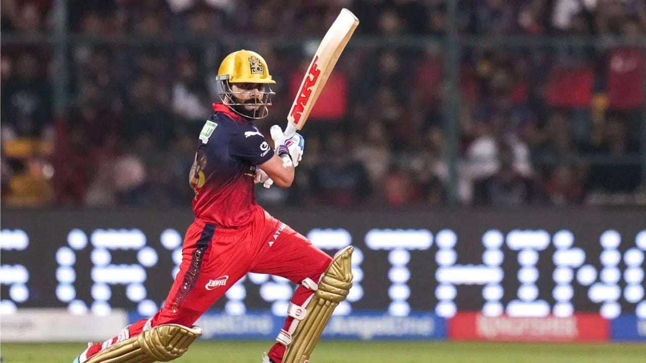 Virat Kohli : Live मॅचमध्येच विराट बनला ‘अंपायर’, गुजरातविरुद्धच्या मॅचमध्ये जे केलं सगळे पहातच राहिले..