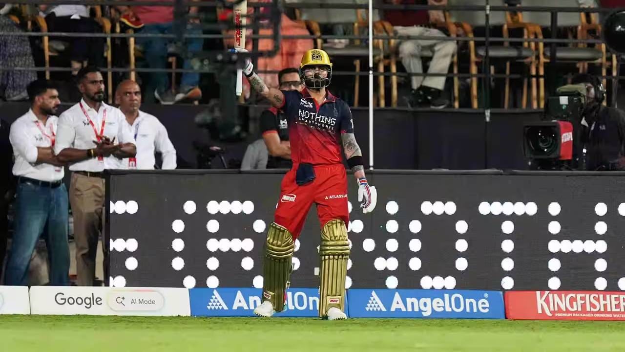 आयपीएल 2026 स्पर्धेच विराट कोहलीची बॅट चांगली तळपली आहे. विराट कोहली पुन्हा एकदा एक विक्रम रचण्याच्या वेशीवर येऊन थांबला आहे. यापूर्वी 10वेळा त्याने असा विक्रम रचला आहे. असं असूनही त्याची धावांची भूक काही थांबलेली नाही. (Photo: IPL/BCCI)