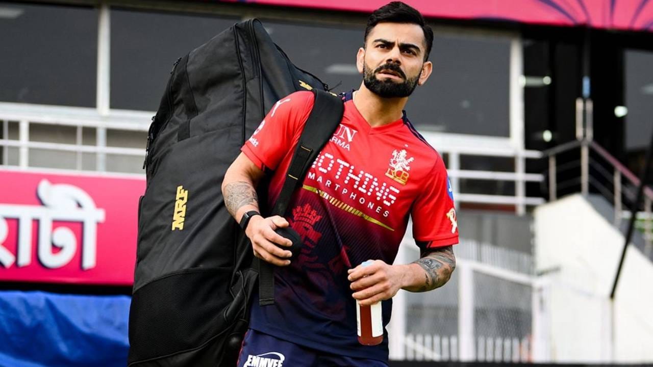 आयपीएल स्पर्धेत षटकारांचा त्रिशतक ठोकण्याचा विक्रम विराट कोहली करू शकतो. यापूर्वी आयपीएल स्पर्धेत 300 षटकार मारण्याचा विक्रम ख्रिस गेल आणि रोहित शर्मा यांनी केली आहे. आता लखनौ सुपर जायंट्सविरुद्धच्या सामन्यात ही संधी विराट कोहलीकडे आहे.  (Photo: RCB Twitter)