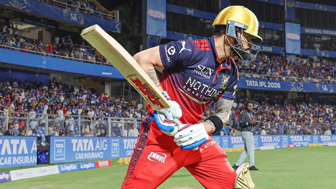 आयपीएल 2026 स्पर्धेतील 23वा सामना रॉयल चॅलेंजर्स बंगळुरू आणि लखनौ सुपर जायंट्स यांच्यात होत आहे. या सामन्यात सर्वांच्या नजरा या विराट कोहलीकडे असणार आहे. या सामन्यात एक मोठा विक्रम रचण्याची संधी त्याच्याकडे आहे .आतापर्यंत ख्रिस गेल आणि रोहित शर्माने हा विक्रम रचला आहे.  (Photo: RCB Twitter)